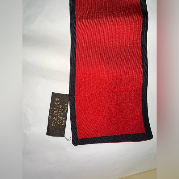 Authentic LOUIS VUITTON
Beige/Red Silk Monogram Trunks Bandeau Twilly with box! - Picture 2 of 10